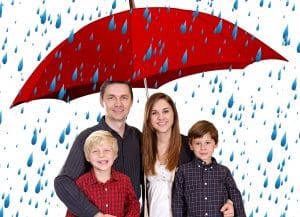 משפחה מתחת למטריה
